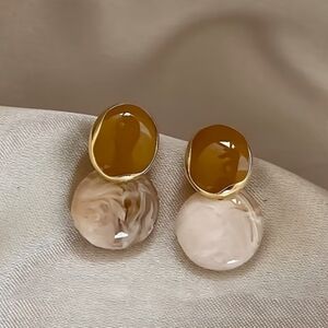 New Elegant Gold and Brown/Cream Earrings